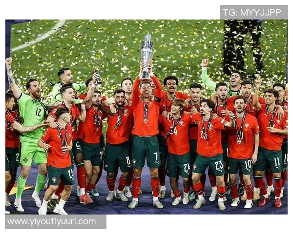 C罗分享球队合影庆祝晋级世界杯激励全队继续奋斗为葡萄牙加油